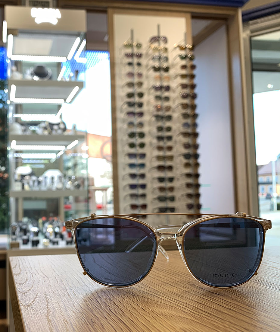Blick ins Geschäft mit Sonnenbrille im Vordergrund.