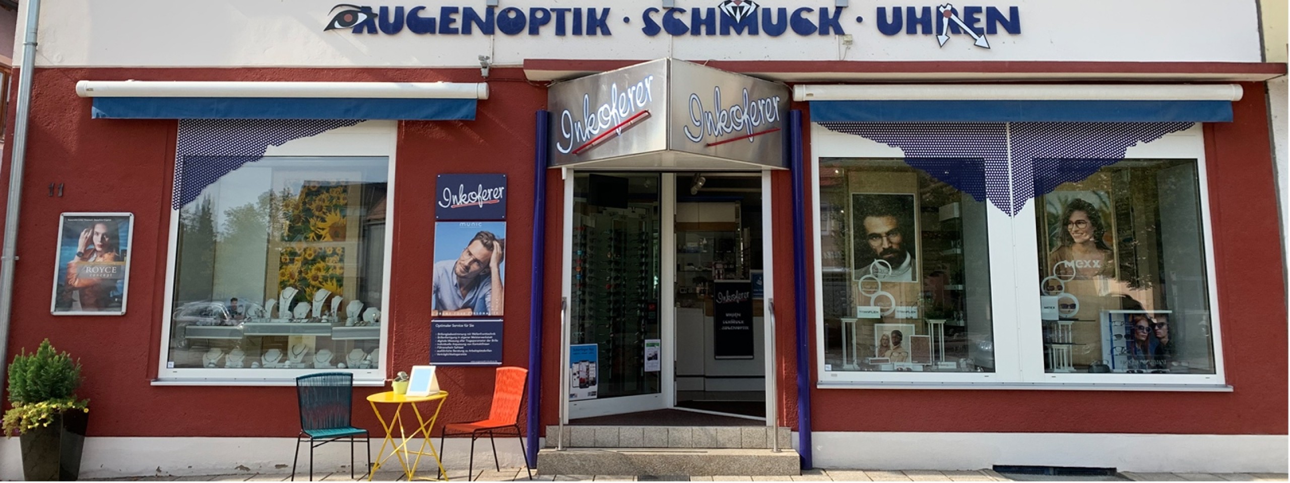 Blick auf Geschäft von außen. 