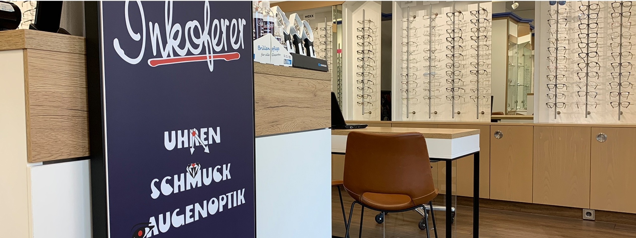 Blick auf die Theke mit Logo von Augenoptik Inkoferer.