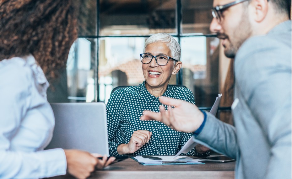 Drei Personen bei einem Meeting