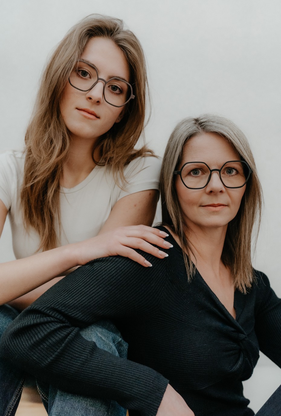 Inkoferer: LABERTAL EYEWEAR – Zwei Frauen mit Brillen