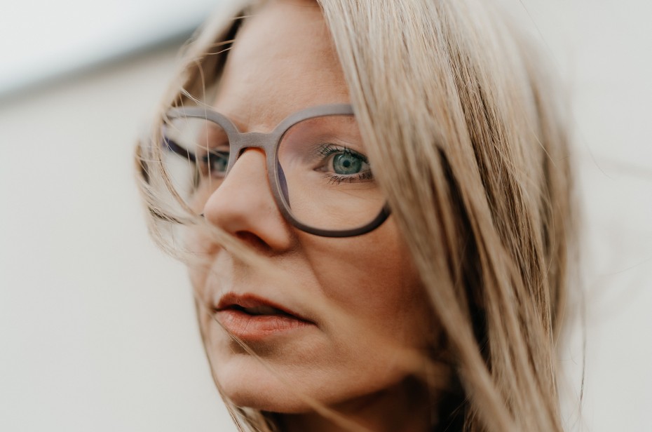 Inkoferer: LABERTAL EYEWEAR – Frau mit Brille