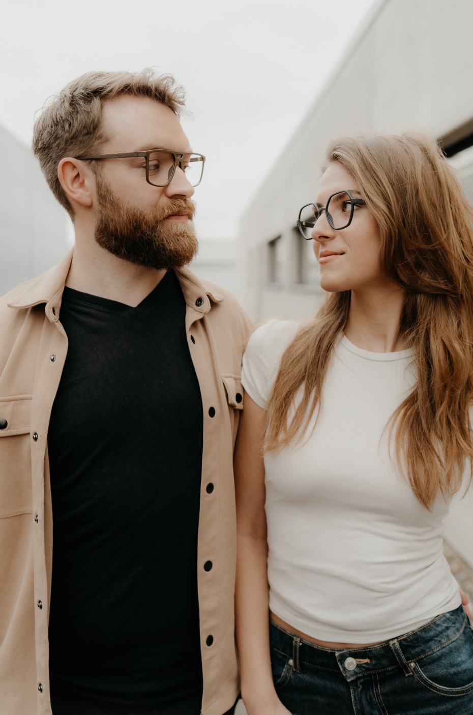 Inkoferer: LABERTAL EYEWEAR – Frau und Mann mit Brillen